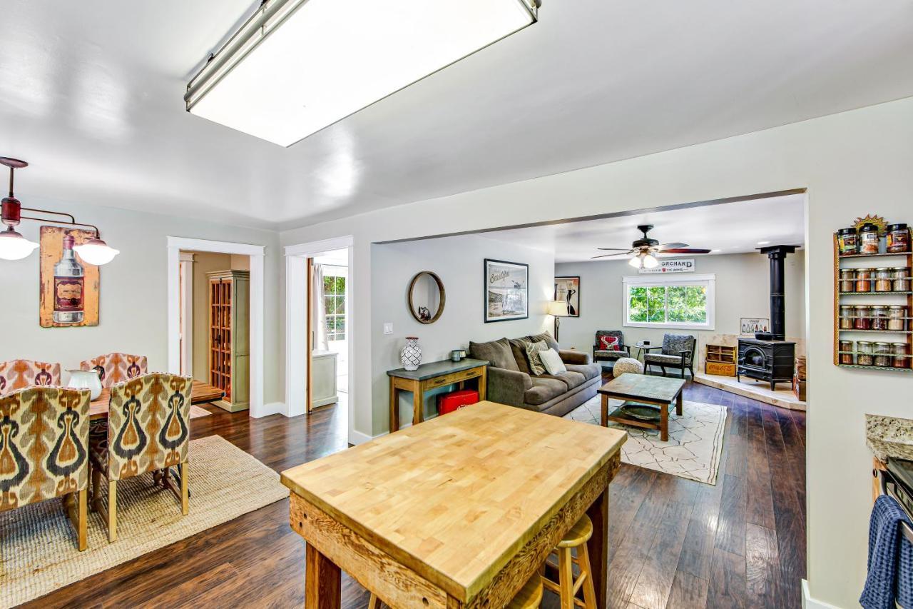 Orchard Near The River Escape Forestville Extérieur photo